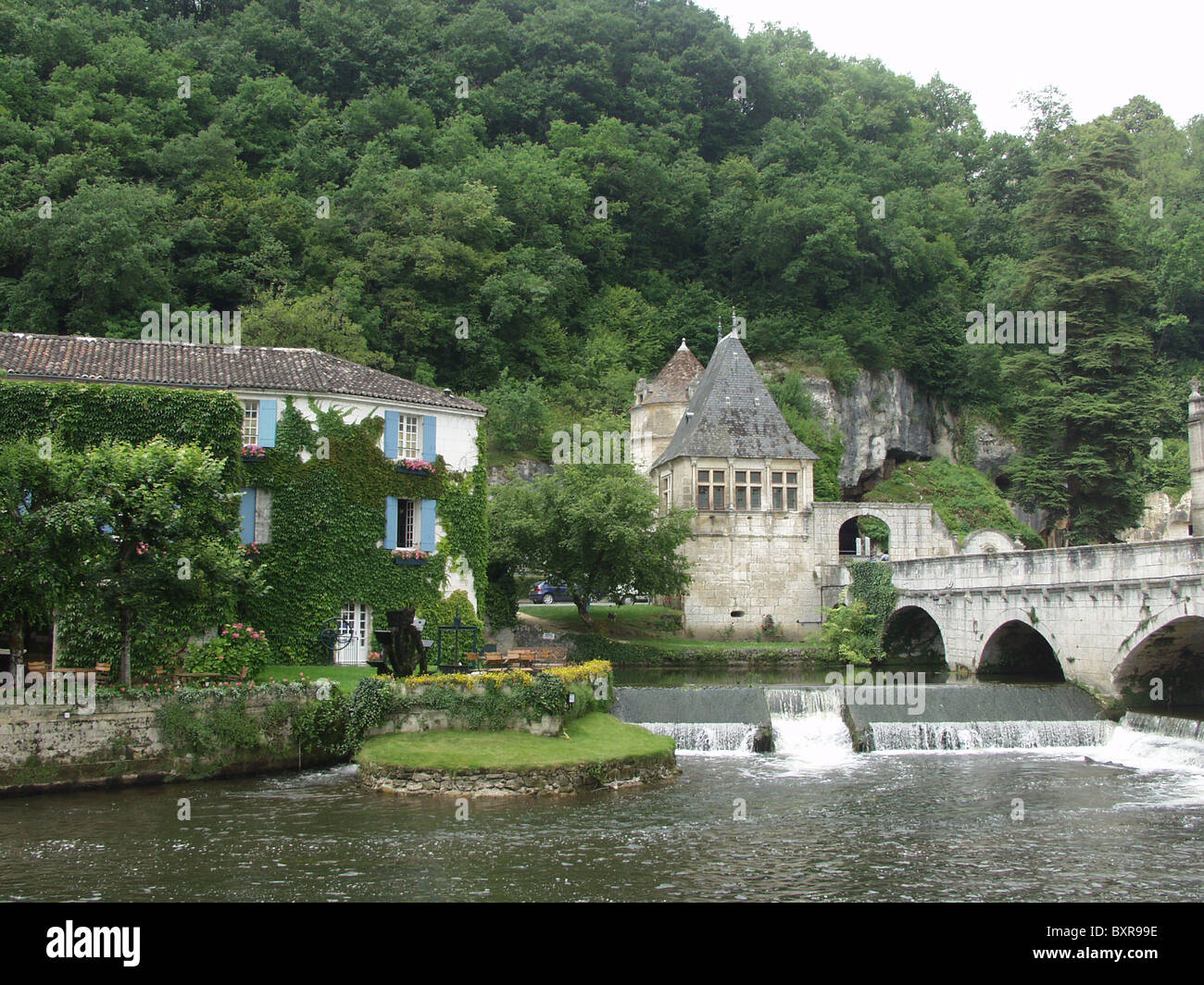 Der Fluss Dronne bei Brantome Fluss Dronne bei Brantome mit der Abteikirche Stockfoto