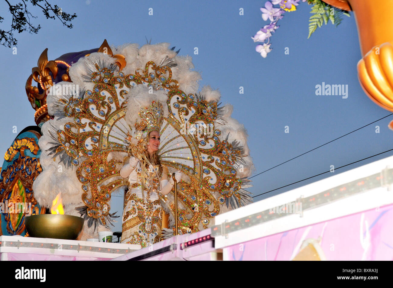 Wunderschön kostümiert Frau auf Float, Endymion Parade, Karneval, New Orleans, Louisiana Stockfoto