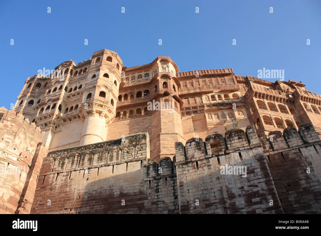 Mehrangarh Fort steht hundert Fuß in Glanz auf einer senkrechten Klippe, vier hundert Fuß über die Sky-Line von Jodhpur. Stockfoto