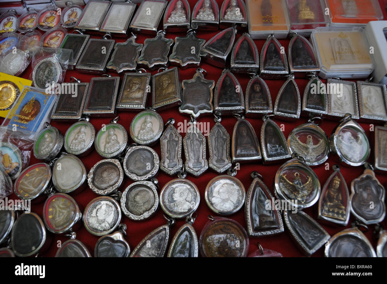 Buddhistische Amuletts auf einem Markt in Bangkok Stockfoto