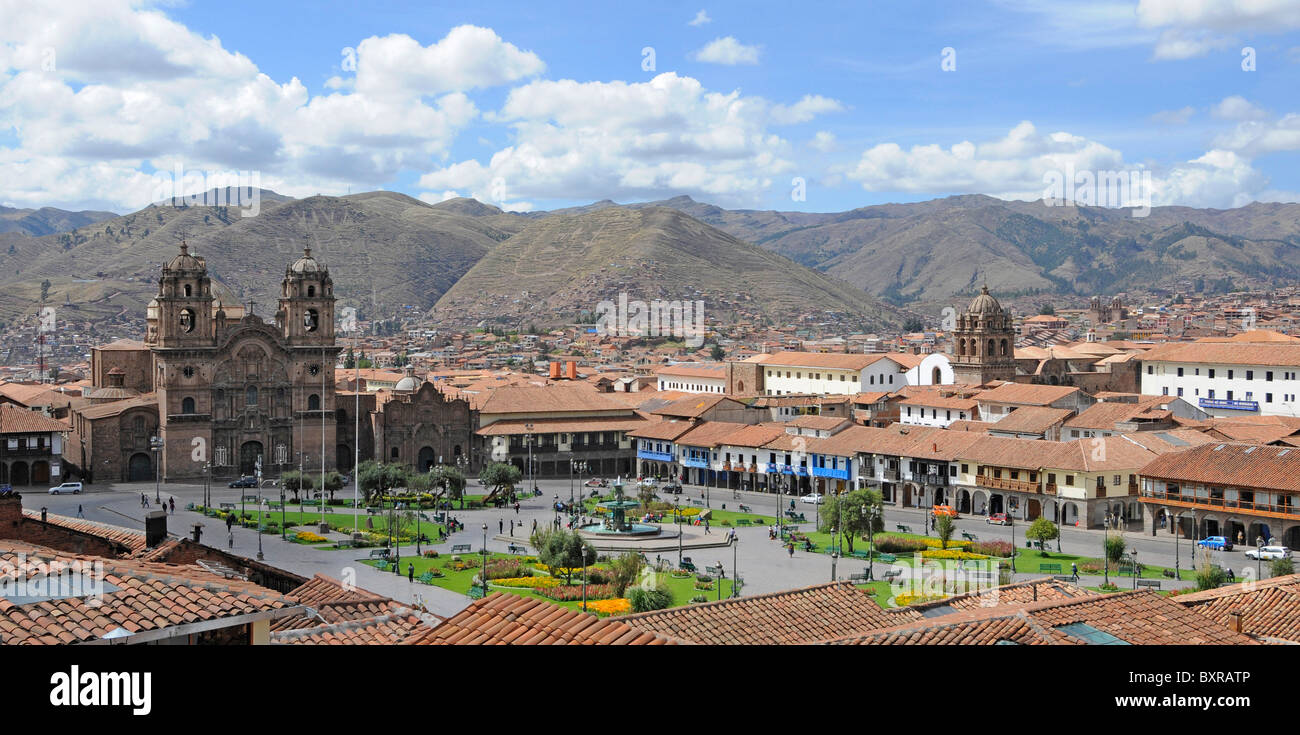 Panorama mit der Kathedrale am Plaza de Armas in Cusco (auch buchstabiert Cuzco) in Peru. Stockfoto