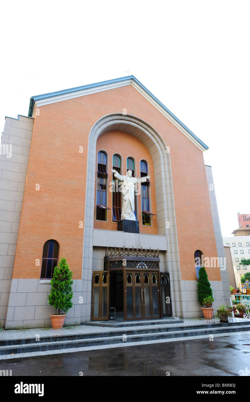 Moderne Ziegel katholische Kirche im Zentrum der Stadt Kanazawa, Präfektur Ishikawa, Japan. Stockfoto