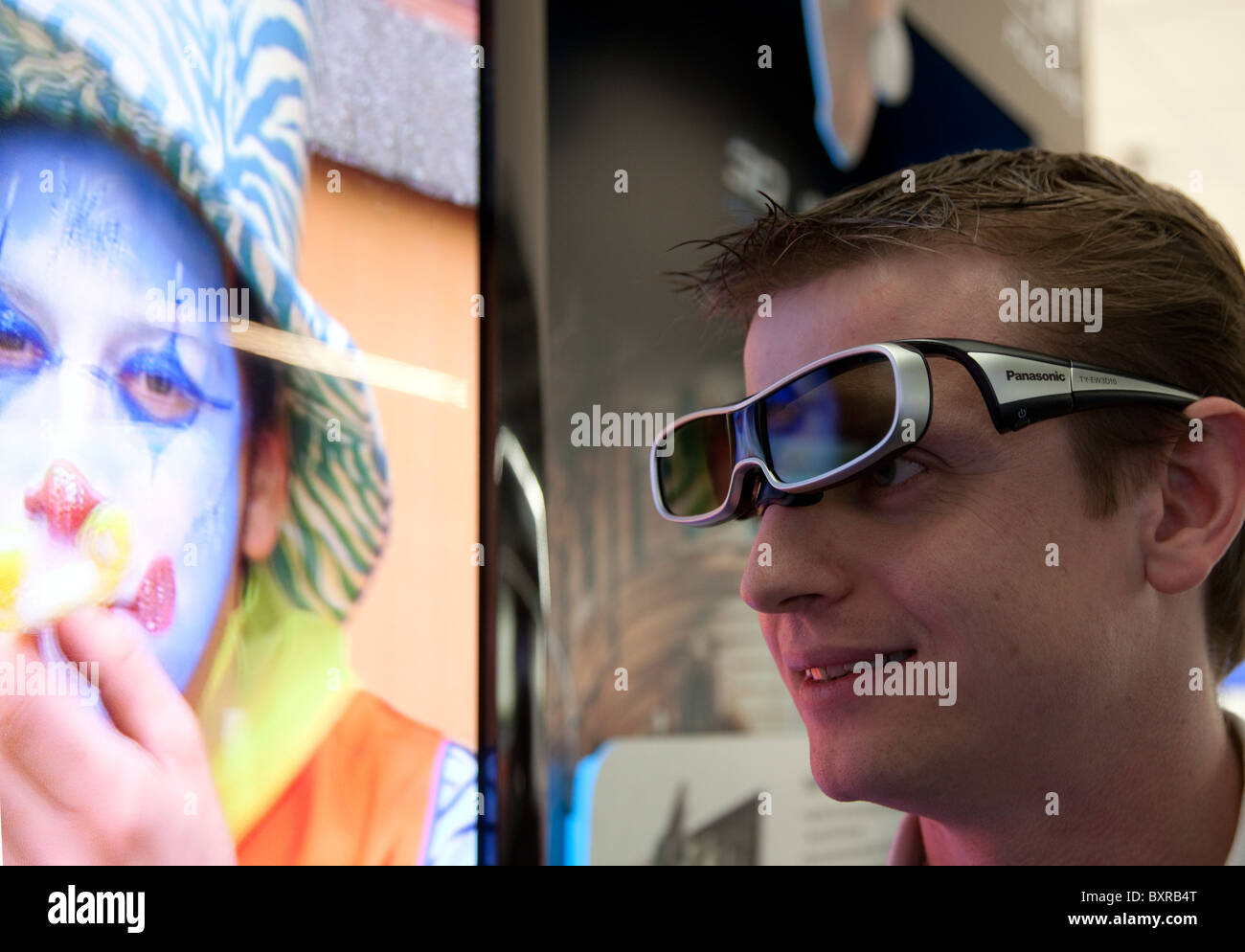 Panasonic 3D TV & Gläser auf Verkauf in Currys.digital/PC Welt, Tottenham Court Road, London Stockfoto