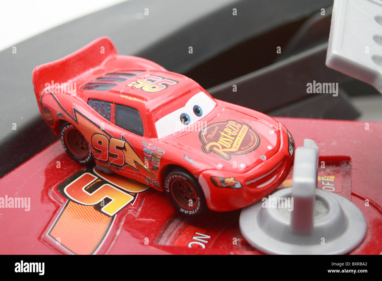 Lightning McQueen Rennwagen und Batterie betriebene Rennstrecke Spielzeug basierend auf dem Walt Disney Pixar-Film mit dem gleichen Namen Stockfoto