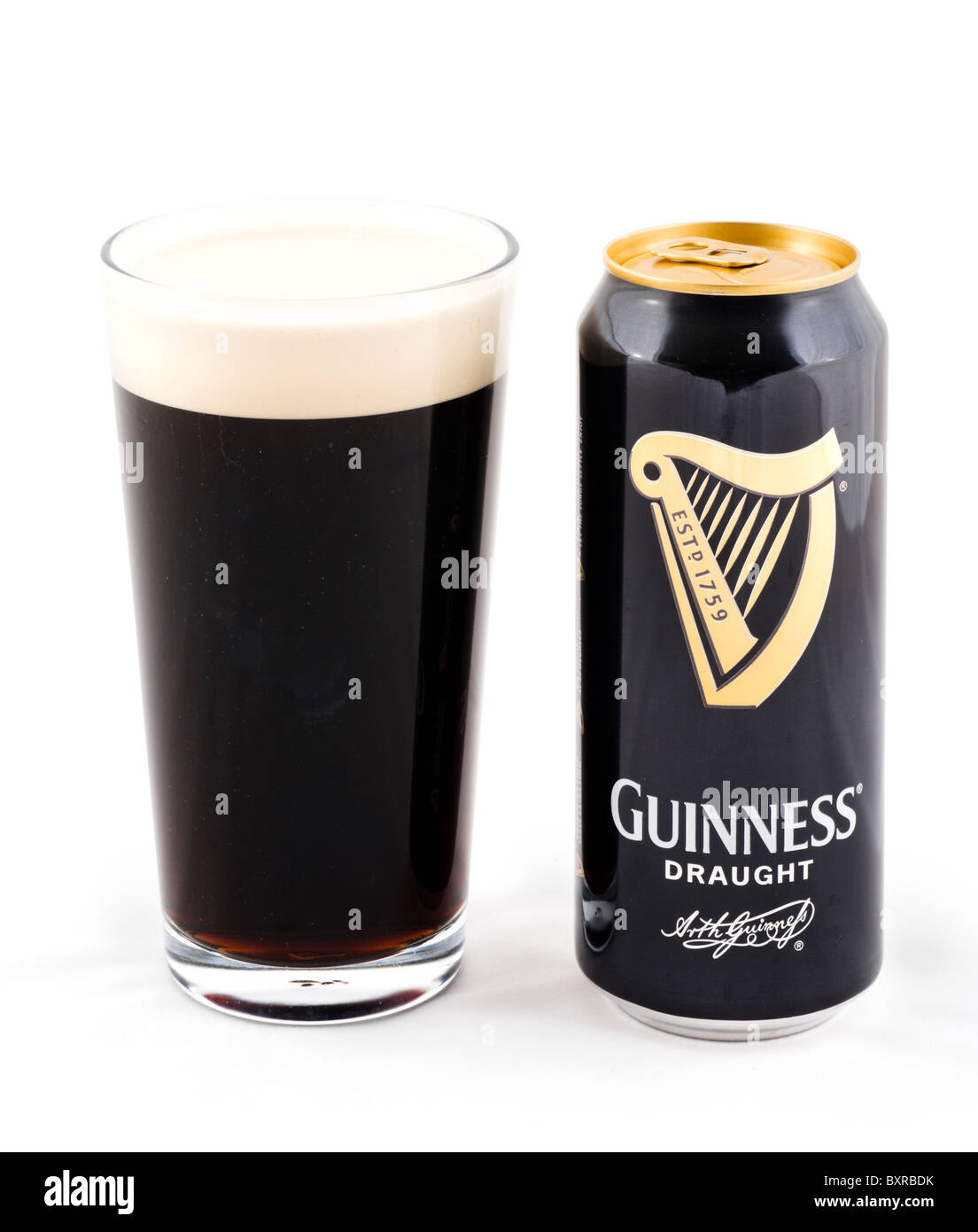 Dose und Glas Draught Guinness, UK Stockfoto
