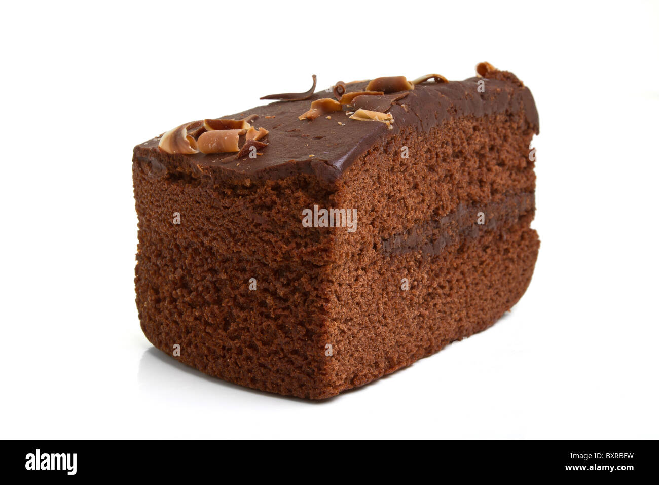 Stück hausgemachter Schokoladenkuchen, isoliert auf weiss. Stockfoto