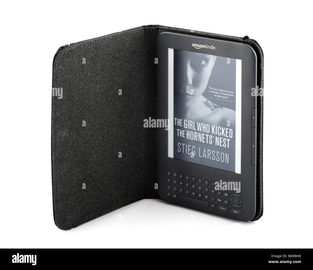 Die 2010/11 Amazon Kindle Ebook-Reader in der standard-Leder-Abdeckung mit einer Kopie von Stieg Larsson Bestseller-Trilogie, UK Stockfoto