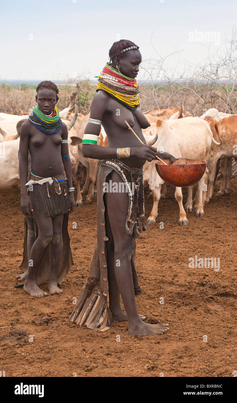 Frau mischen Kuh Blut, Nyangatom (Bumi) Stamm, Omo-Tal, Ehtiopia Afrika Stockfoto