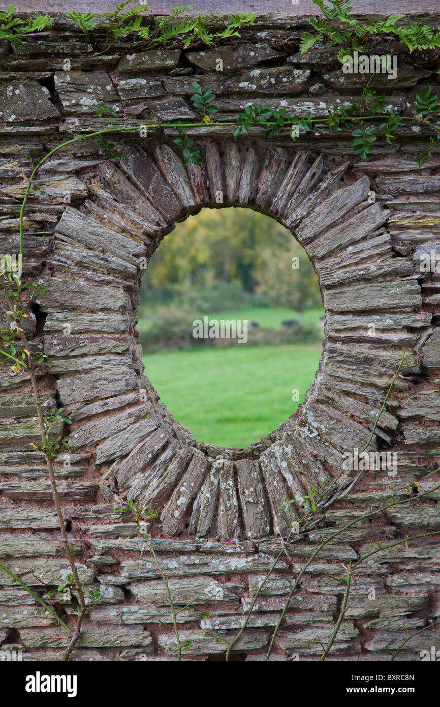 Blick durch einen Stein Fenster Hestercombe Gardens, somerset Stockfoto