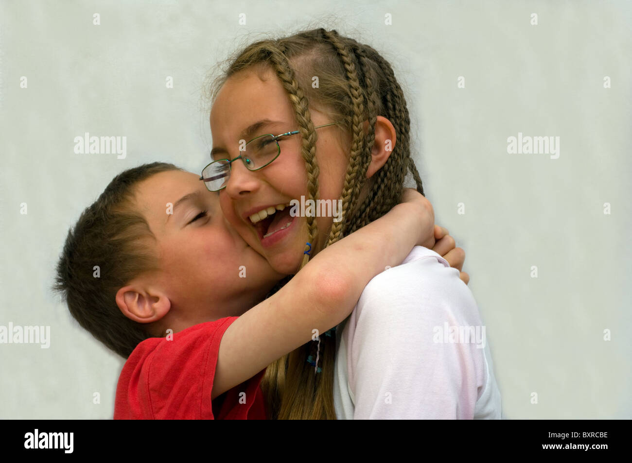 ältere schwester und jüngerer bruder Fotos und Bildmaterial in hoher Auflösung Alamy