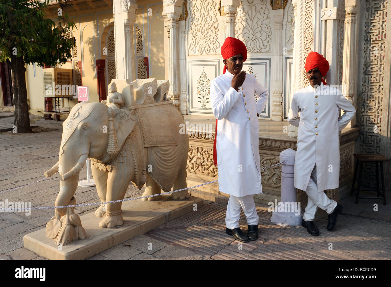Zwei Wachen des Königspalastes in Rajasthan, Indien weiß roten Turban und königliche uniform Stockfoto