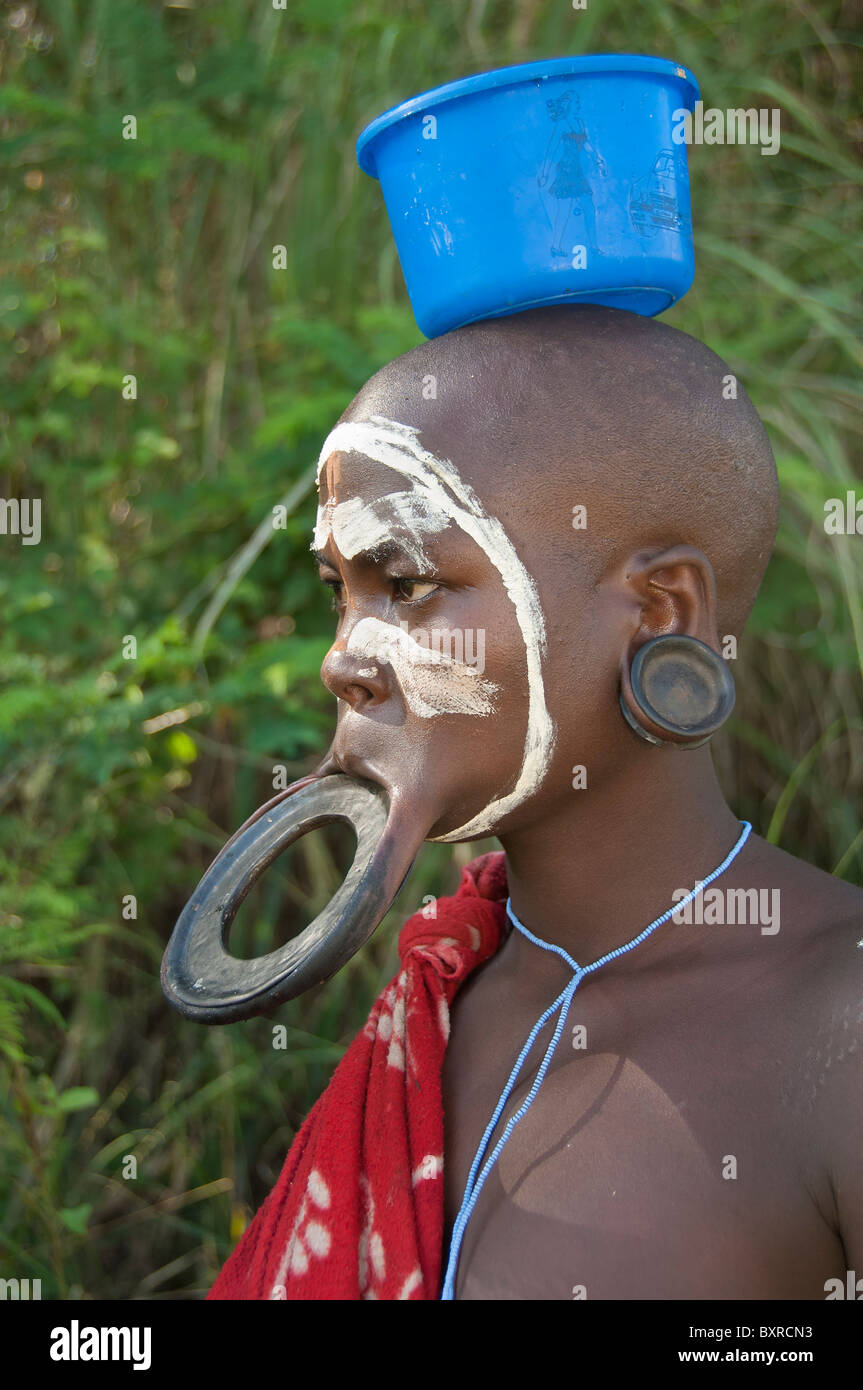Surma Frau mit abgerundeten Mundlochplatte, Kibish, Omo River Valley, Äthiopien-Afrika Stockfoto