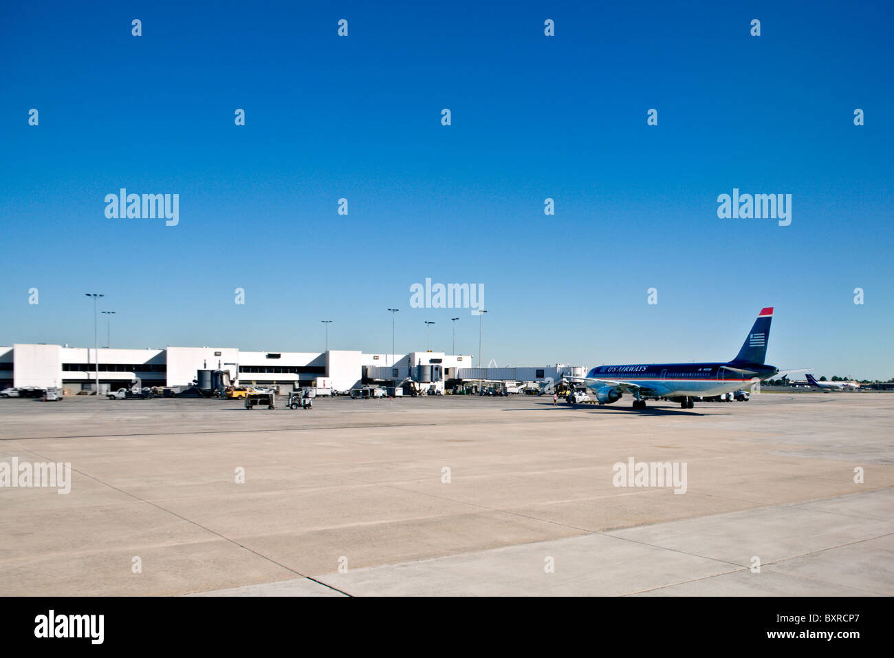 CHARLOTTE, NORTH CAROLINA: Charlotte Douglas International Airport mit US Airways Jet Weg Tor sichern. Stockfoto