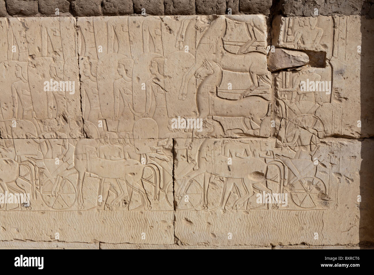 Reliefs von der Schlacht von Kadesch an den Außenwänden der Tempel von Ramses II in Abydos, Niltal Ägyptens Stockfoto