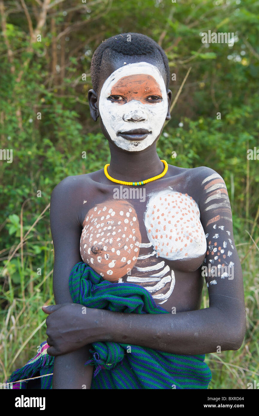 Surma Frau mit Körper Gemälde, Kibish, Omo River Valley, Äthiopien, Afrika Stockfoto