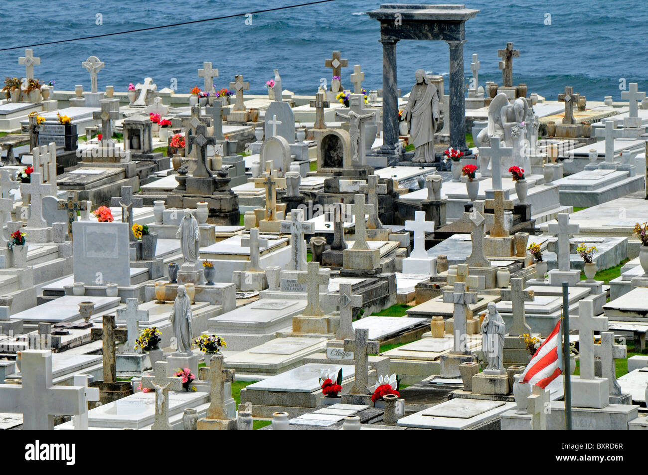 Das Foto zeigt die spanische Kolonialzeit Santa Maria de Pacis Friedhof mit Blick auf den Atlantischen Ozean in San Juan, Puerto Rico. Stockfoto