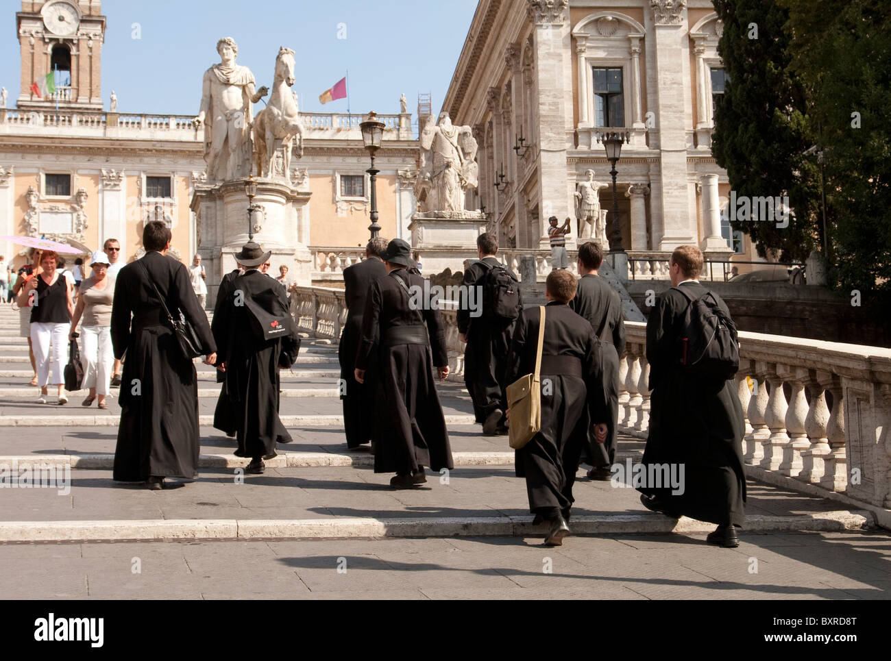 Priester auf die Cordonata führt zu der Senatorial Palast am Kapitol (Kapitol), Rom Stockfoto