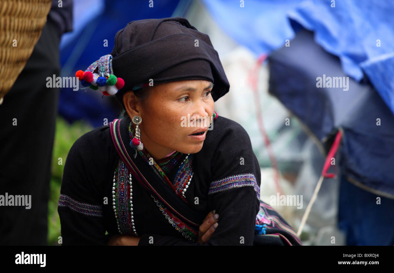 Weibchen aus der Lu ethnischen Minderheit / Hügel Stamm berühmt für ihre geschwärzten Zähne, die sie als ein Zeichen der Schönheit, Sapa, Vietnam Stockfoto