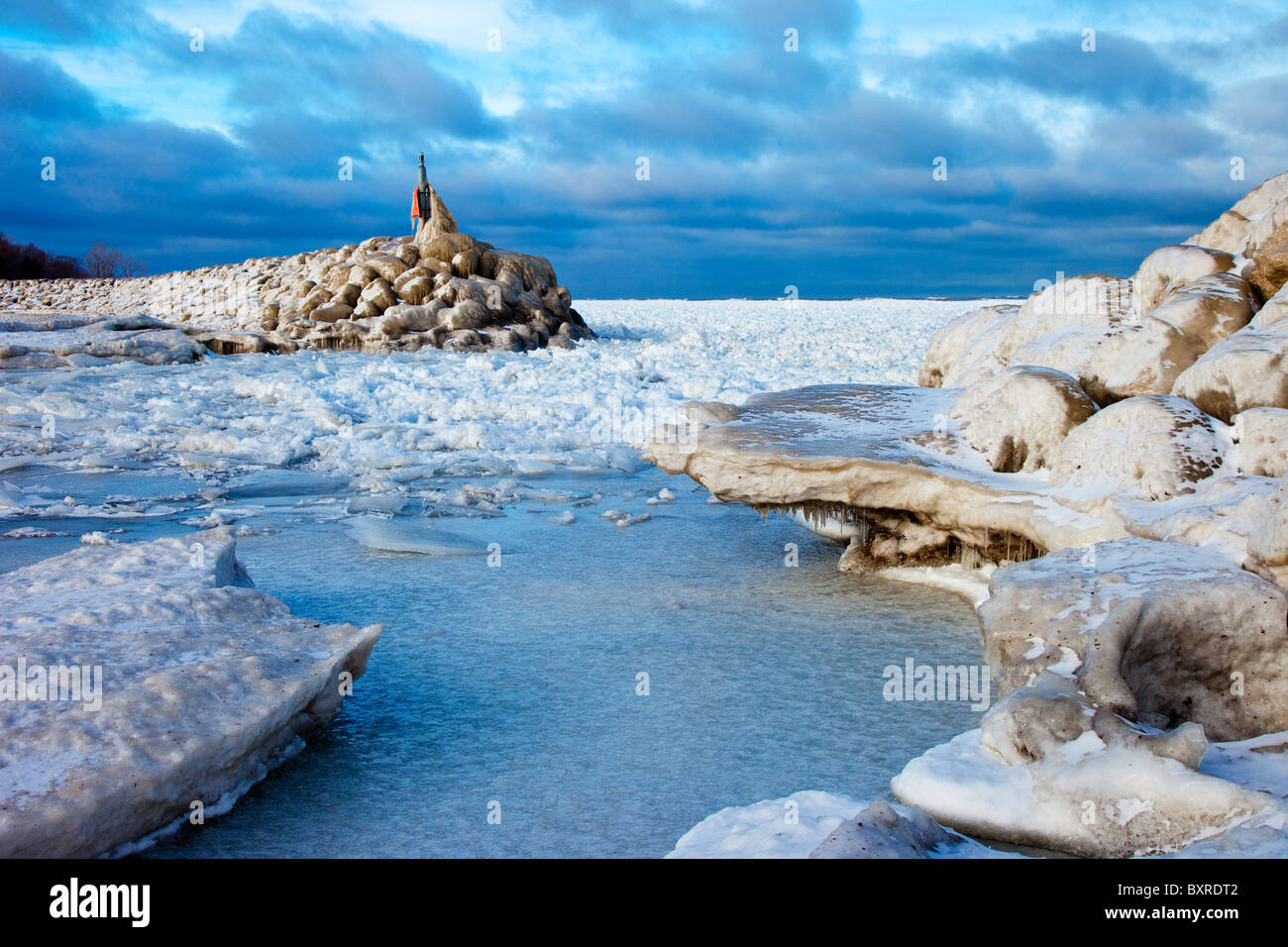 Eisfluss um einen Steinbrecher nahe dem Ufer des Lake Erie in Madison, Ohio, USA Stockfoto