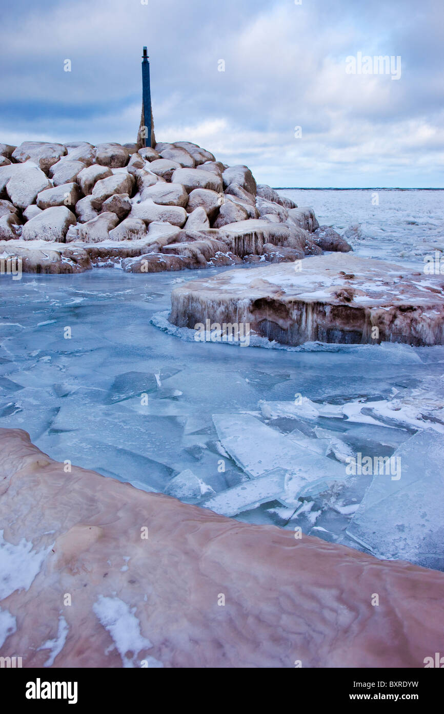 Eisstrom rund um einen steinernen Wellenbrecher in der Nähe der Ufer des Lake Erie in Madison Ohio USA Stockfoto