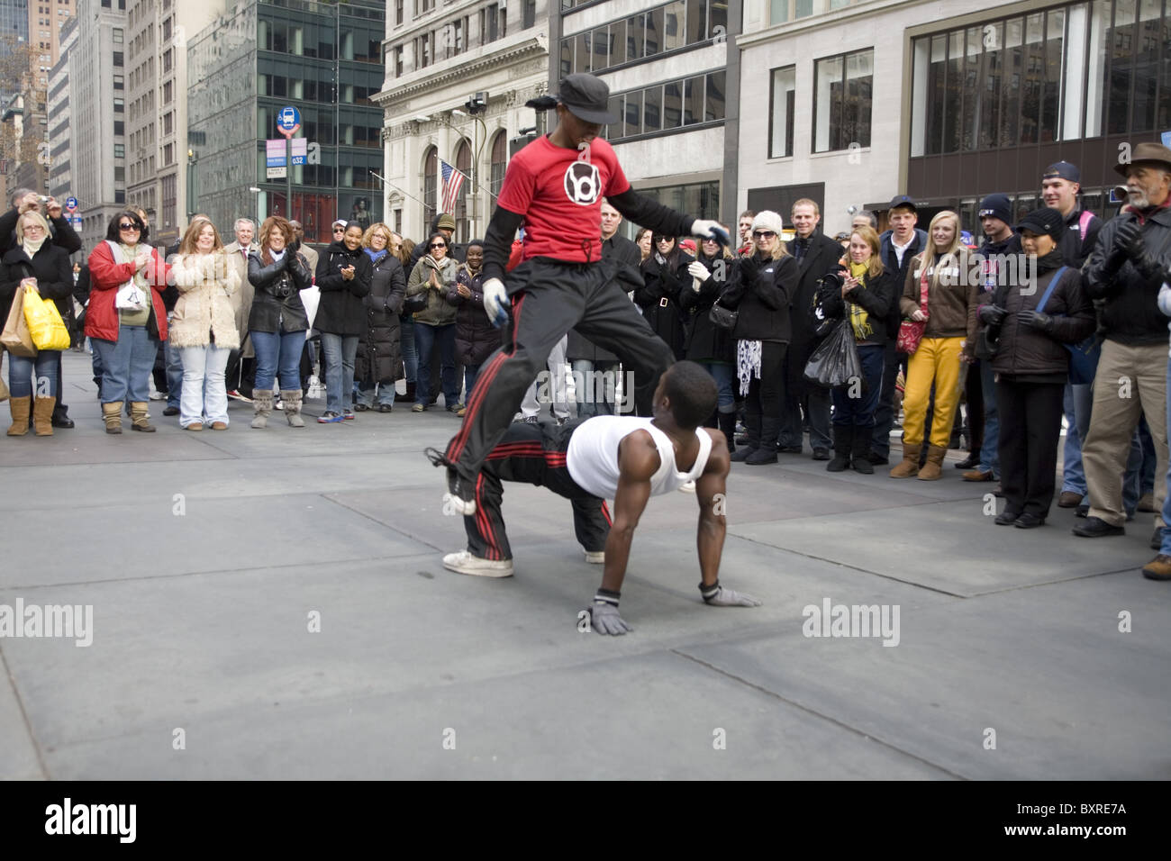 Breakdancer unterhalten die Massen vor der New York Public Library in der 5th Avenue in der Vorweihnachtszeit in New York City. Stockfoto