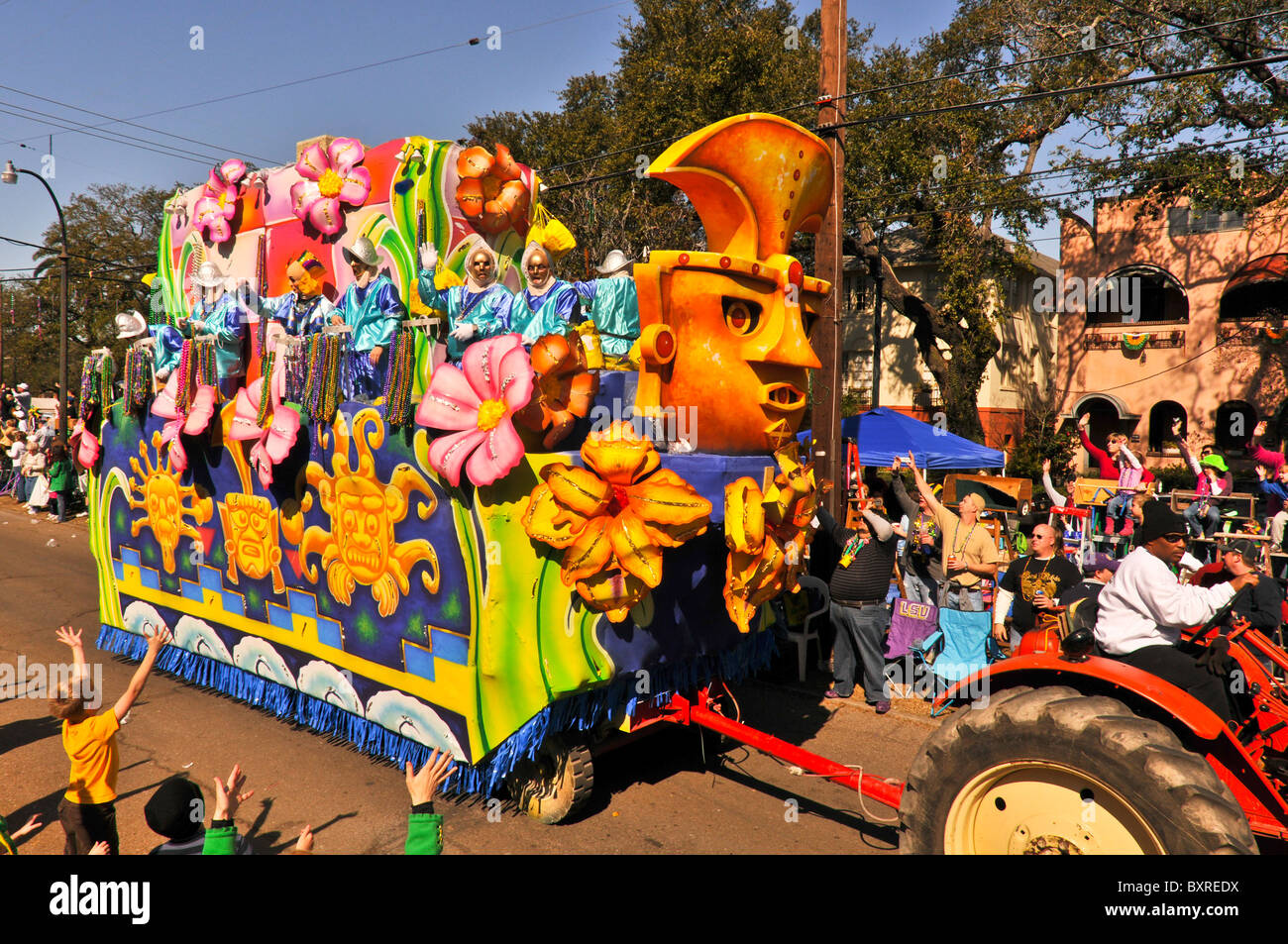 Peruanische Masken Schwimmer in Knights of Babylon Parade, Karneval 2010, New Orleans, Louisiana Stockfoto