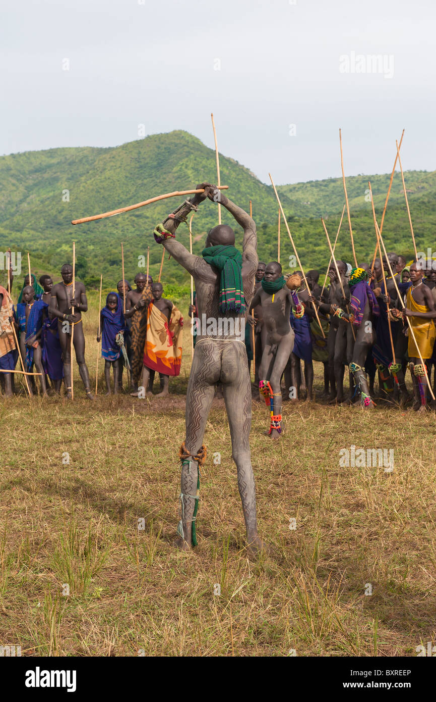 Donga Stockkämpfer, Surma Stamm, Tulgit, Omo-Tal, Äthiopien, Afrika Stockfoto