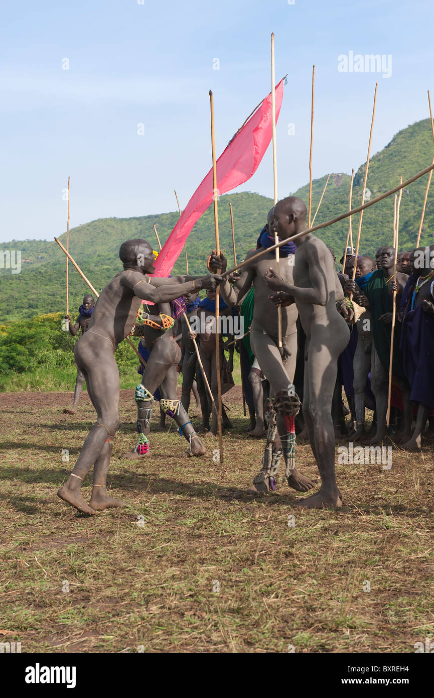 Donga Stockkämpfer, Surma Stamm, Tulgit, Omo-Tal, Äthiopien, Afrika Stockfoto