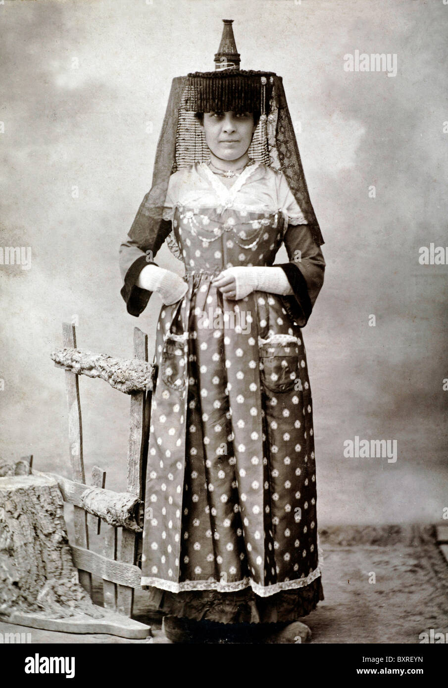 Porträt einer französischen Frau in traditioneller Folklore- oder Folklorestracht oder Volkstracht aus Mâcon, Burgund, Mittelfrankreich (c1900) Stockfoto