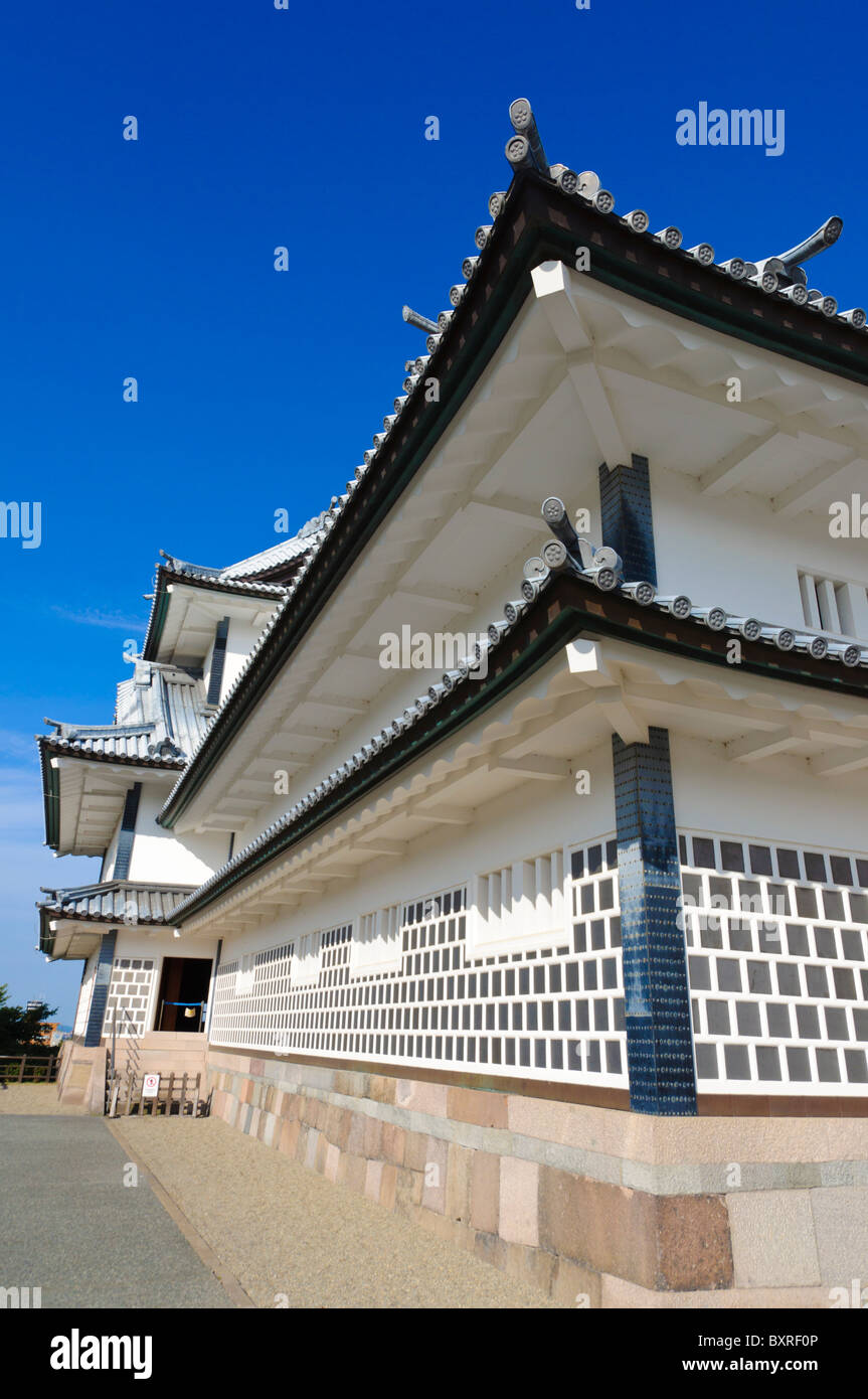 Dach-Ecke und weißen Mauern der Burg Kanazawa, Japan. Dies ist typisch für japanische Burgen. Stockfoto