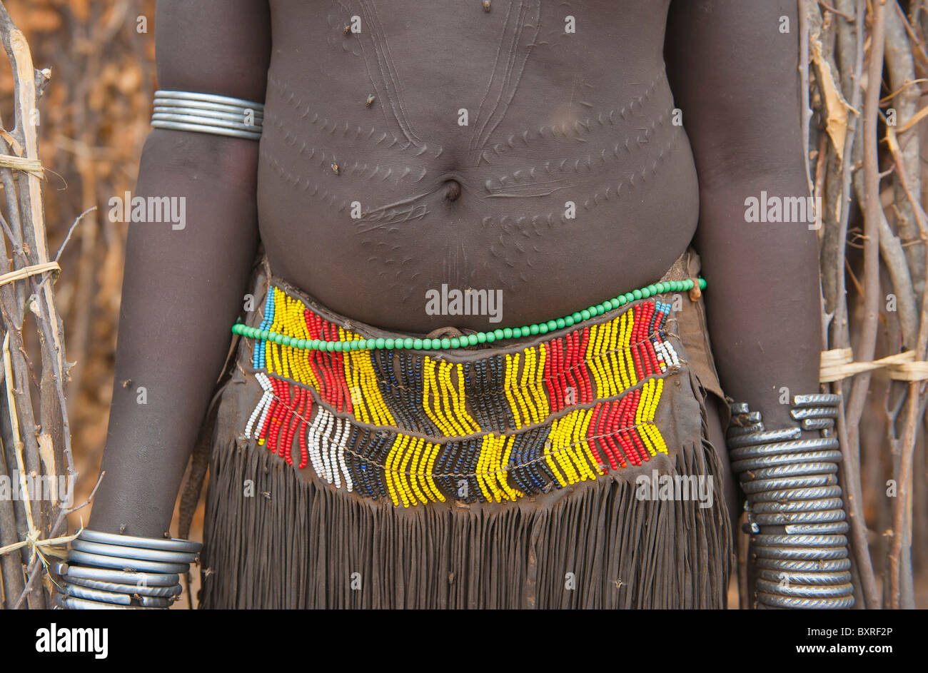 Scarifications auf einem Nyangatom (Bumi) Frau Körper, Omo River Valley, Äthiopien Afrika Stockfoto