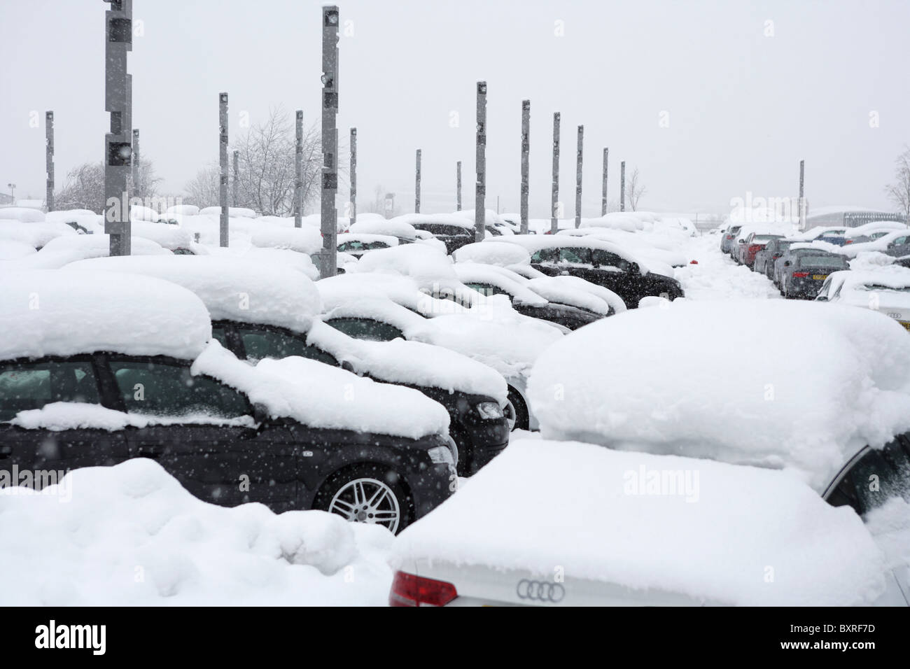 Autos parken am Stadtrand von Edinburgh bedeckt mit großen Mengen von
