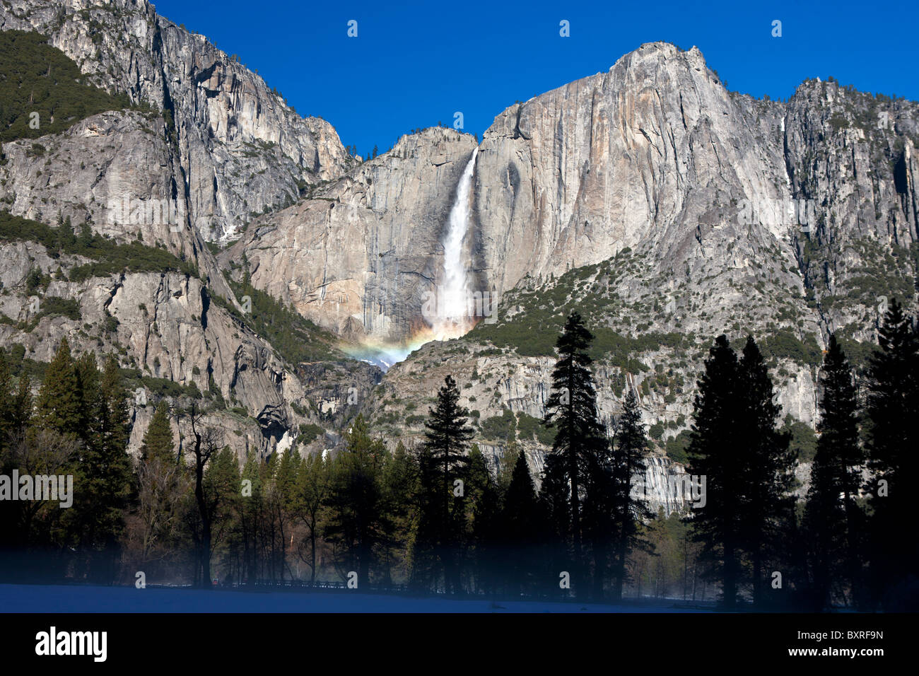 Yosemite Falls mit Regenbogen, Yosemite-Nationalpark, Kalifornien, Vereinigte Staaten von Amerika Stockfoto