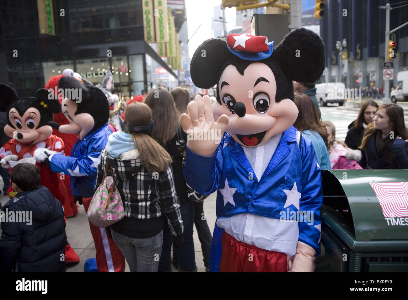 Einige der berühmtesten Comic-Figuren auf den Straßen von Manhattan während der Ferienzeit zu sehen sein. Stockfoto