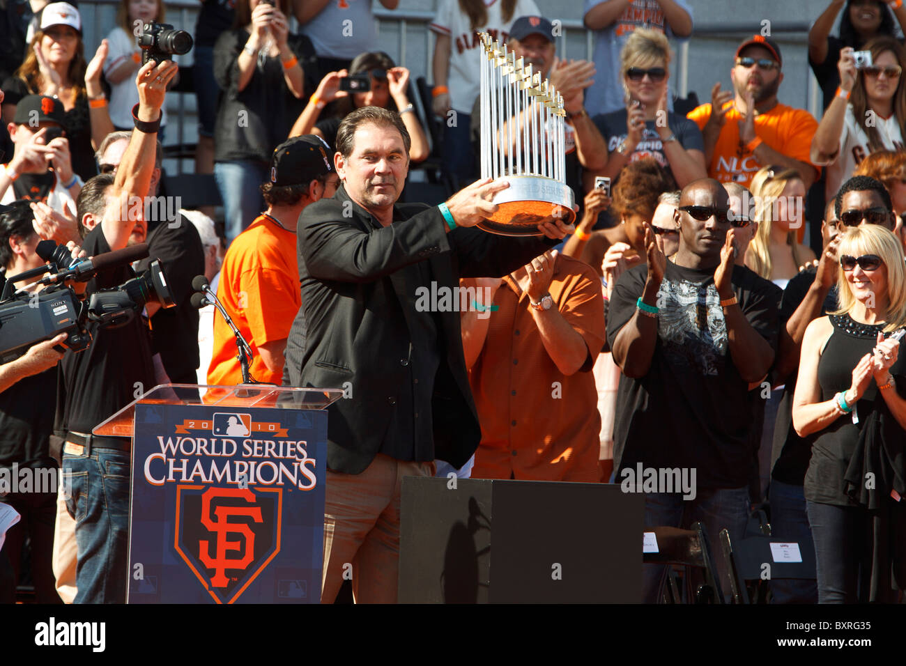 San Francisco Giants Manager Bruce Bochy hält die World Series Trophy bei Siegesparade am Rathaus Stockfoto