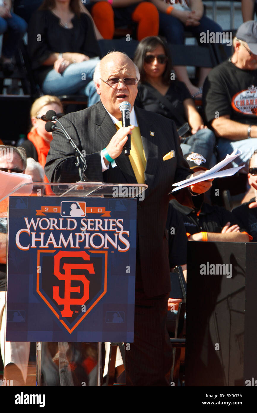 Hall Of Fame Sprecher Jon Miller führt Spieler während der Siegesparade der San Francisco Giants World Series im Rathaus. Stockfoto