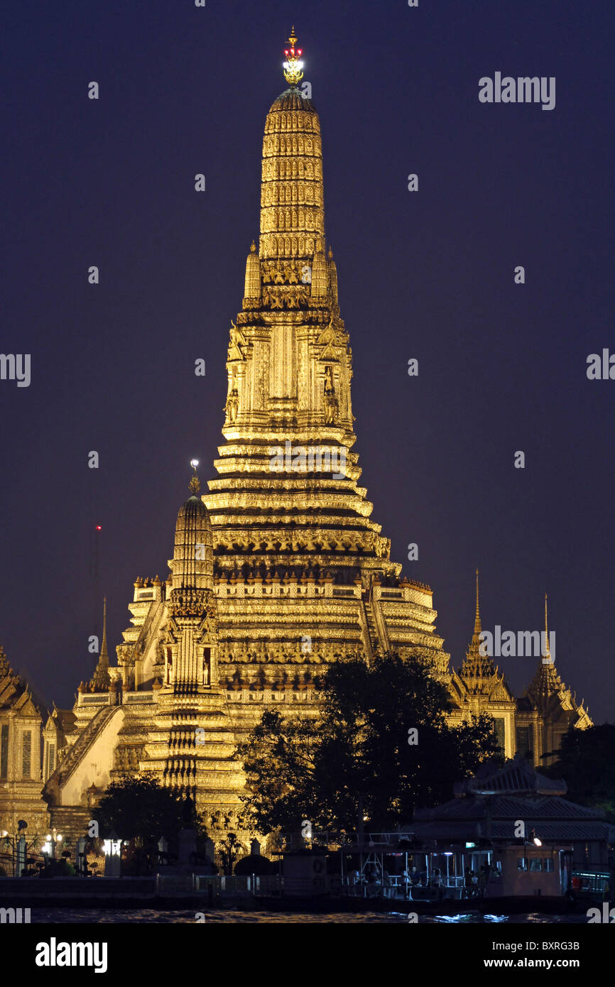 Der Prang im Wat Arun, der Tempel der Morgenröte beleuchtet in der Nacht in Bangkok, Thailand Stockfoto