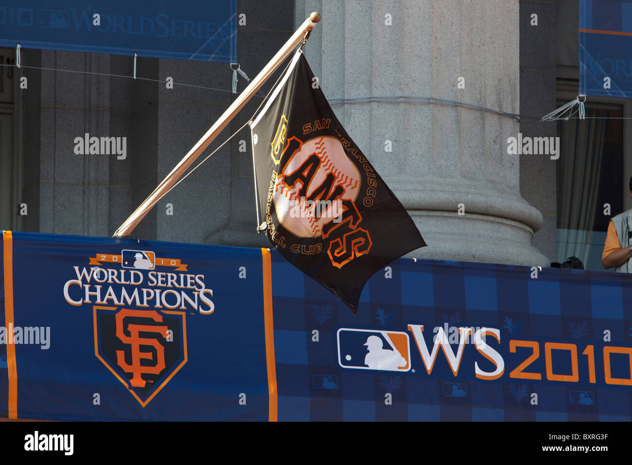 San Francisco, CA, USA;  Eine San Francisco Giants Flagge und Banner bei der World Series Sieg parade am Rathaus Stockfoto
