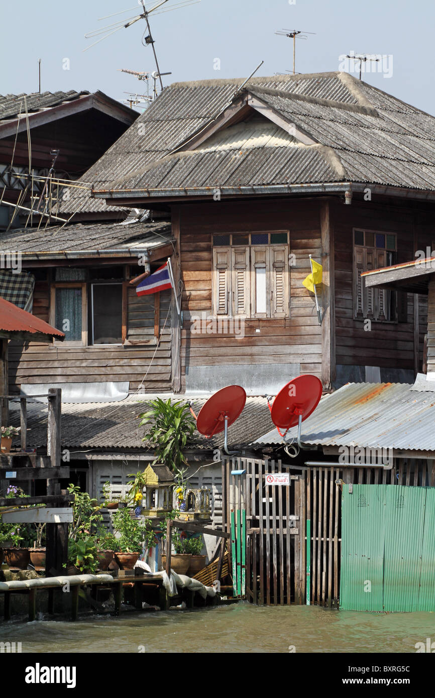 Marode Gehäuse mit Satellitenschüsseln in Bangkok, Thailand Stockfoto