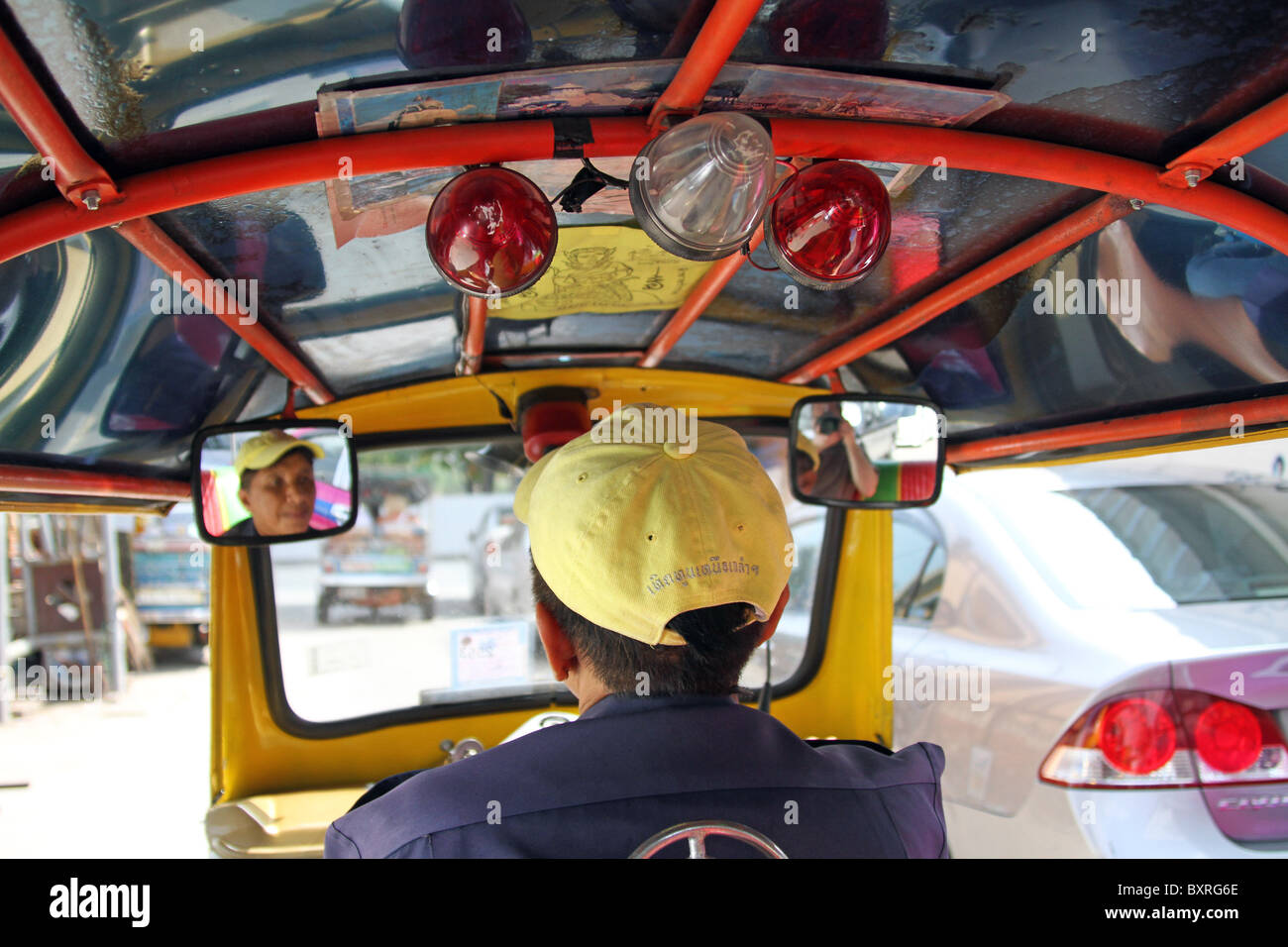 Tuk Tuk-Taxi-Fahrer in Bangkok, Thailand Stockfoto