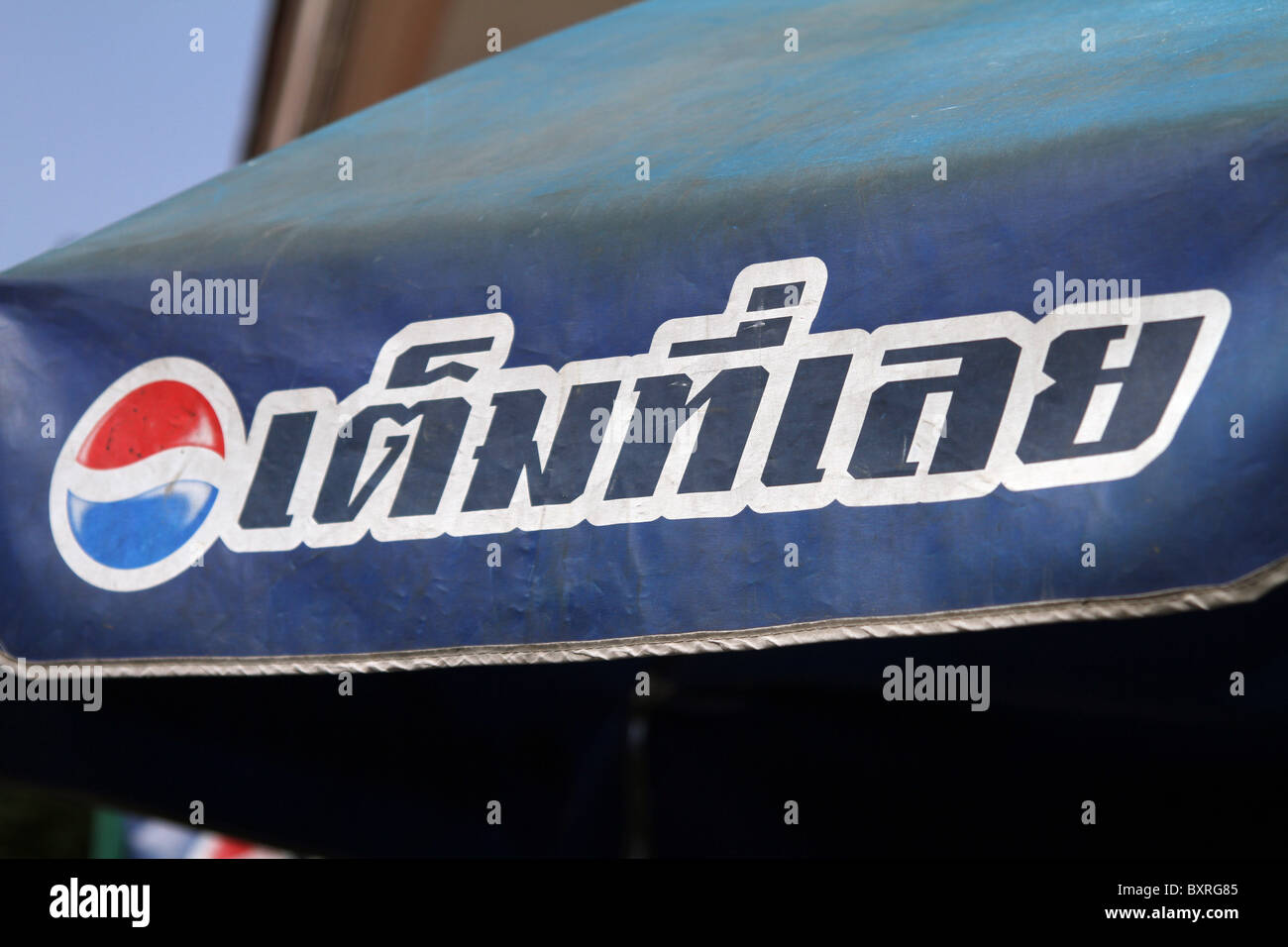 Pepsi Cola Werbeschild auf Regenschirm Thai schriftlich in Bangkok, Thailand Stockfoto