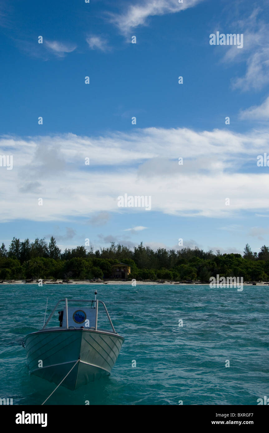 Forschung-Boot, mit Insel im Hintergrund, Insel Mantanani, South China Sea, Ost-Malaysia. Stockfoto