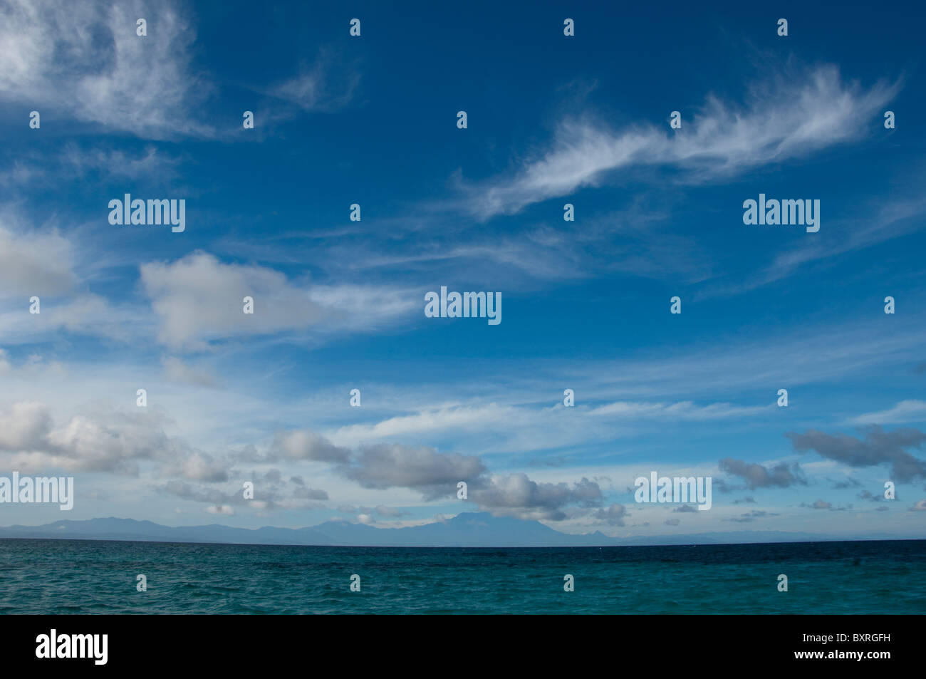 Blick auf dem Festland von der Insel Mantanani, South China Sea, Ost-Malaysia. Stockfoto