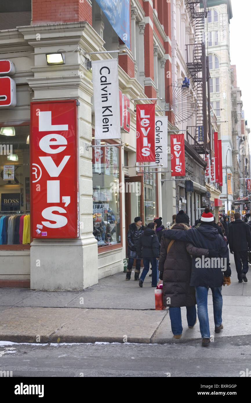 Markennamen Etiketten von Levis und Calvin Klein sind prominent in einem Geschäft am Broadway in SOHO, NYC angezeigt. Stockfoto