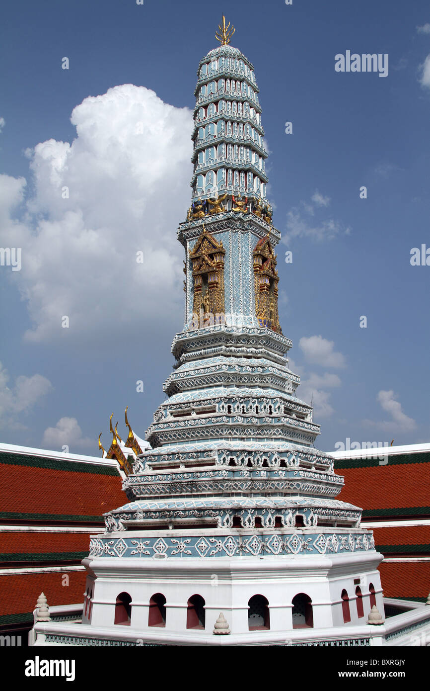 Khmer-Stil Prangs im Wat Phra Kaeo (Kaew) Tempel-Komplex der Tempel des Smaragd-Buddha in Bangkok, Thailand Stockfoto