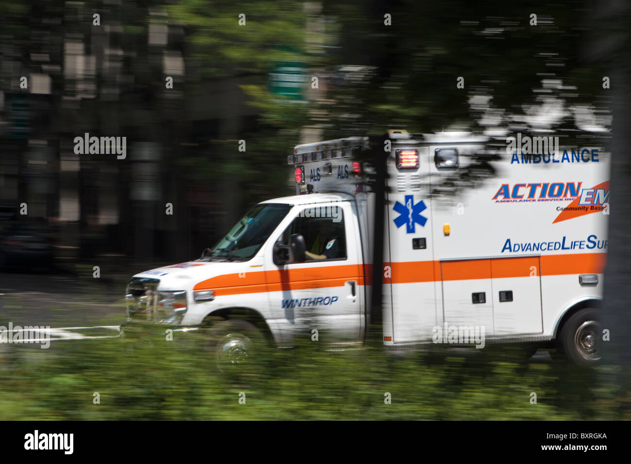 Rennen durch die Stadtstraßen zu einem Notfall Ambulanz Stockfoto