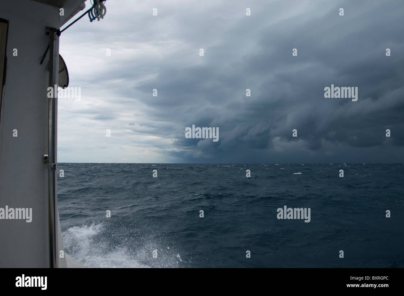 Stürmischer Himmel, Blick vom Boot, Insel Mantanani, South China Sea, Ost-Malaysia. Stockfoto
