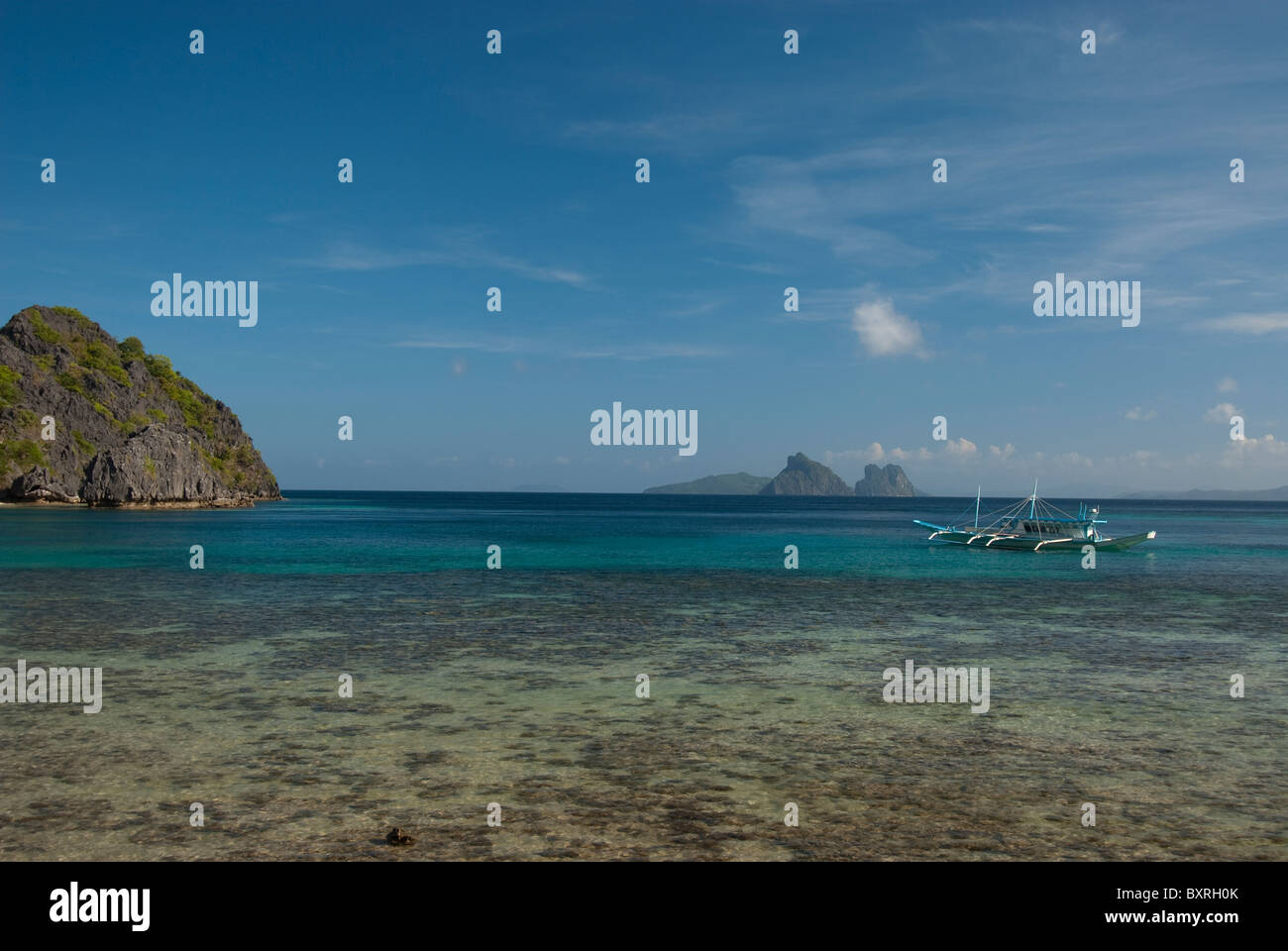 Riff, Boot im Hintergrund, Tubbataha, Palawan, Philippinen Stockfoto