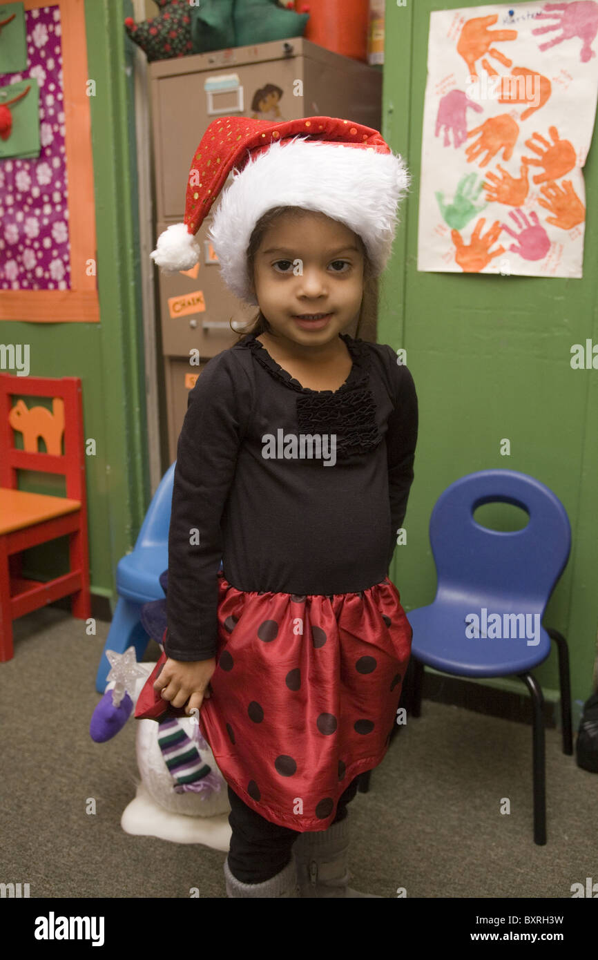 Kindergarten und Pre-K-Programm im Stadtteil sehr multikulturellen Kensington in Brooklyn, New York. Weihnachts-Party. Stockfoto