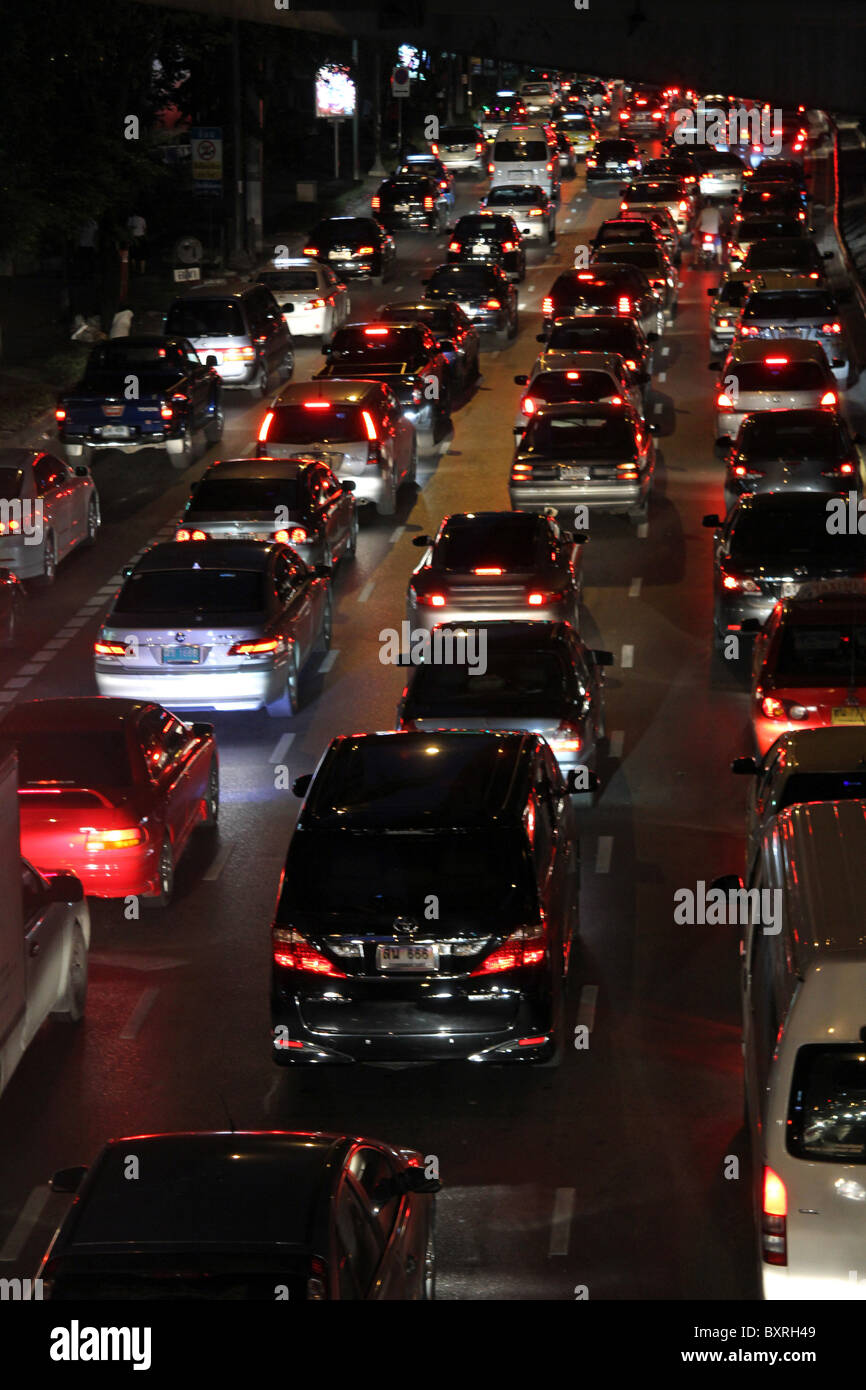 Berufsverkehr in der Nacht in Bangkok, Thailand Stockfoto